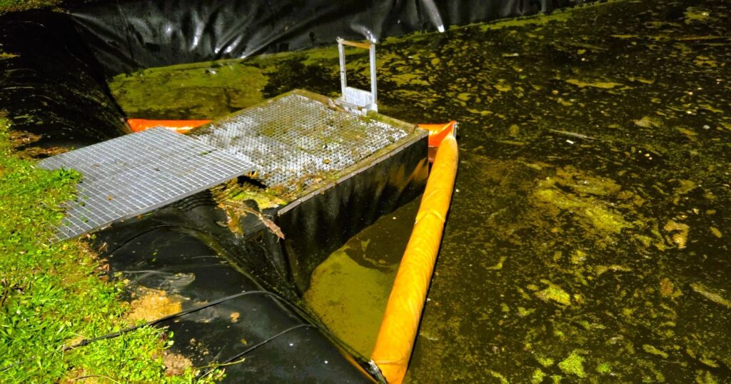 Confinement pollution hydrocarbures avec barrage antipollution