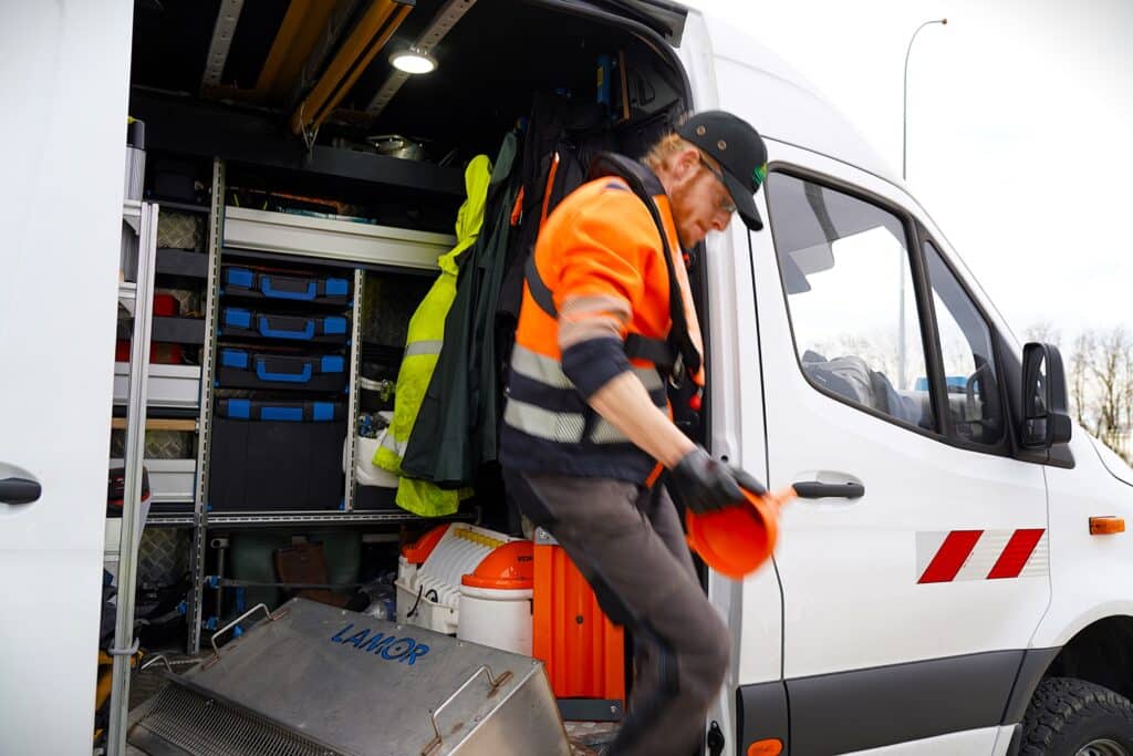 Arrivée entreprise de dépollution sur site pollué par hydrocarbures