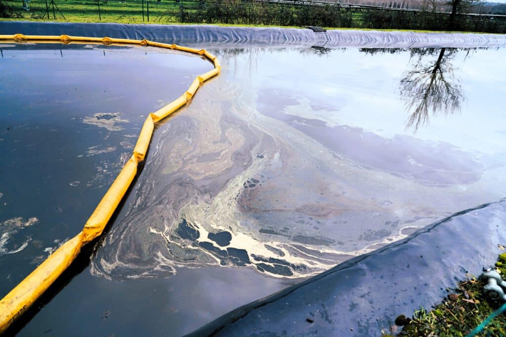 Bassin de rétention industriel pollué par hydrocarbures